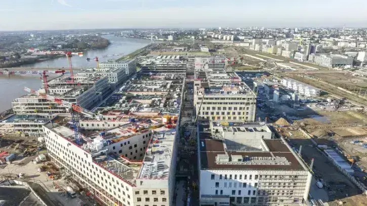 Le gros œuvre des 12 bâtiments qui composent le nouvel hôpital est en voie d'achèvement. © Julien Gazeau – CHU de Nantes
