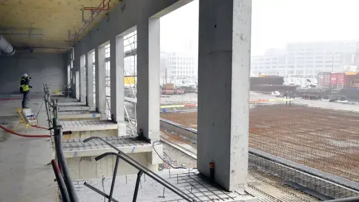 Un bâtiment dédié à la logistique. Le bâtiment au nord-est du site sera dédié à la logistique et au fonctionnement technique du CHU. Plusieurs quais permettront de décharger les matériels : « À partir de là, des robots prendront en charge les palettes. »