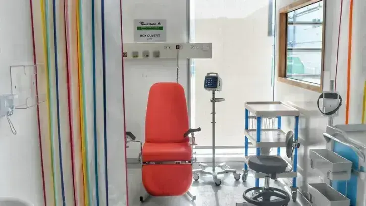 Une salle de consultation présentée dans le bâtiment témoin. © Thierry Mézerette