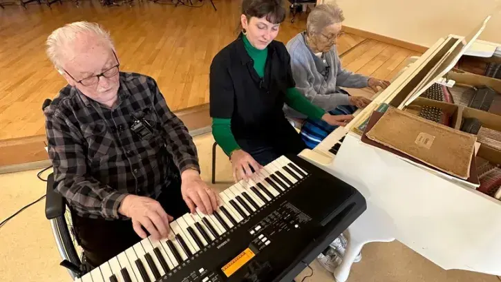 Les auteures de la Carte aux pianos sont parties à la rencontre d'habitants et de structures rezéennes comme l'école de musique, le foyer de jeunes travailleurs, l'EHPAD... © Bénédicte Schmitt