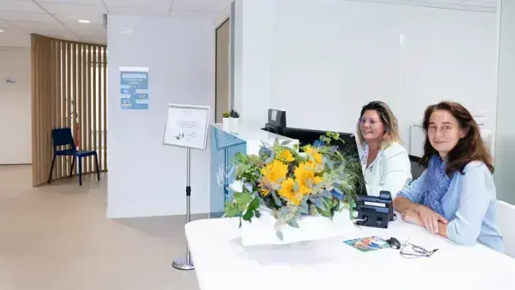 Le centre regroupe trois médecins généralistes (une seule présente pour le moment), un cabinet infirmier, une psychologue, une assistante sociale, un médiateur en santé et une infirmière d'éducation thérapeutique et prévention © Garance Wester/Nantes Métr