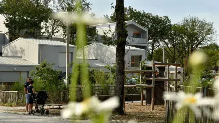 Un square, avec des jeux en bois et une fontaine à eau, a été aménagé près de l'école. © Jean-Dominique Billaud