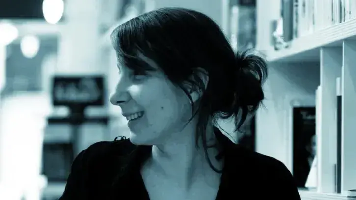 Charlotte Desmousseaux, gérante de la librairie La vie devant soi, anime des rencontres avec des auteurs dans le cadre du festival © DR.