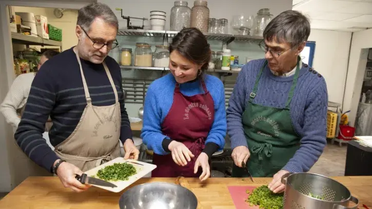 La Cocotte solidaire (île de Versailles), cantine participative et pas chère née de l'appel à projets Lieux à réinventer. Ici, les repas sont préparés en groupe, à partir de produits locaux et de saison, lors de sessions ouvertes à toutes et tous. © Chris