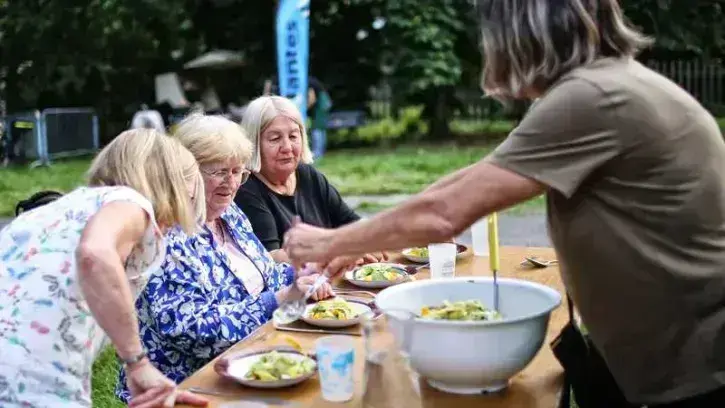 Une trentaine de personnes partagent ensuite le repas à prix libre. Au menu : courgettes et concombres marinés en entrée, pâtes aux légumes rôtis et gâteau à la fleur d'oranger et la vanille. © Romain Boulanger.
