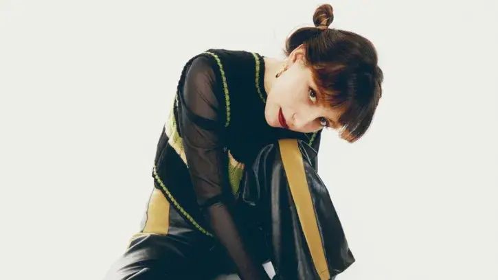 Coline Rio. « Artiste nantaise repérée grâce à son premier groupe Inüit, elle nous a livré un album lumineux au printemps. C'est un peu le renouveau de la chanson française, avec une voix sublime, poétique, pleine de chaleur humaine. »