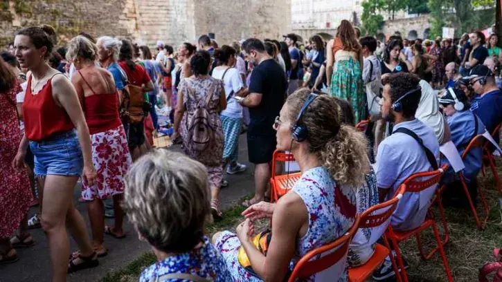 Équipées de casques, une douzaine de personnes en situation de handicap visuel ont assisté au concert des 49ers dans le cadre d'une audiodescription proposée par Pick Up Production © Garance Wester.