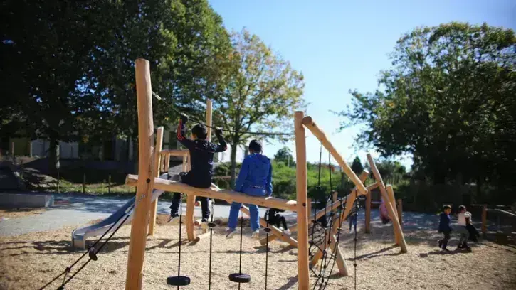 Une aide financière, sous la forme d'un  fonds de concours, sera proposée aux communes pour renaturer leurs cours d'écoles, comme ici à Nantes à l'école des Châtaigniers. © Romain Boulanger pour Nantes Métropole