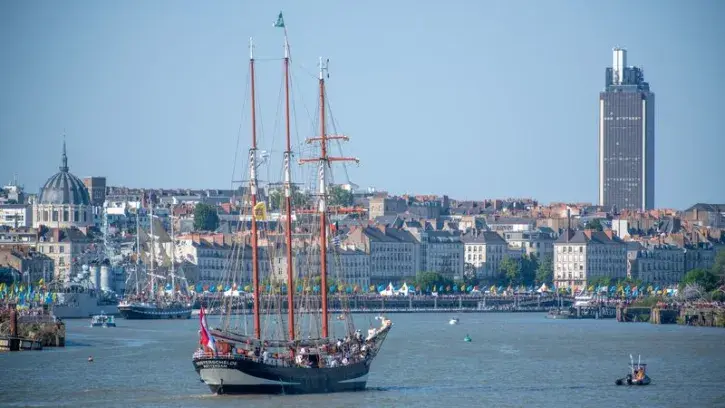 Point d'orgue de Débord de Loire 2025 : la grande parade nautique du samedi 14 juin réunira jusqu'à 200 bateaux autour du Belem, de l'Étoile du Roy, de l'Hydrograaf et de la Recouvrance. © Patrick Garçon