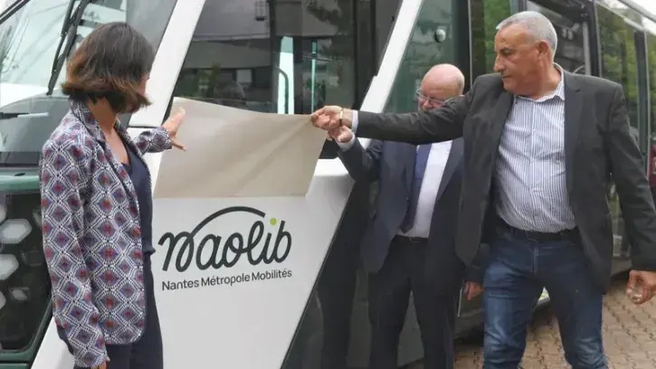 Johanna Rolland, Pascal Bolo et Bertrand Affilé ont dévoilé symboliquement le logo Naolib sur le nouveau tramway nantais, lors d'un point presse au siège de la Semitan, le 9 juin 2023 © Thierry Mézerette.