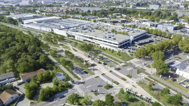 Après démolition de l'autopont de la route de Pornic, le futur terminus des lignes 6 et 7 prendra place devant le centre commercial Atout Sud. Un carrefour à feux sera créé. © Semitan
