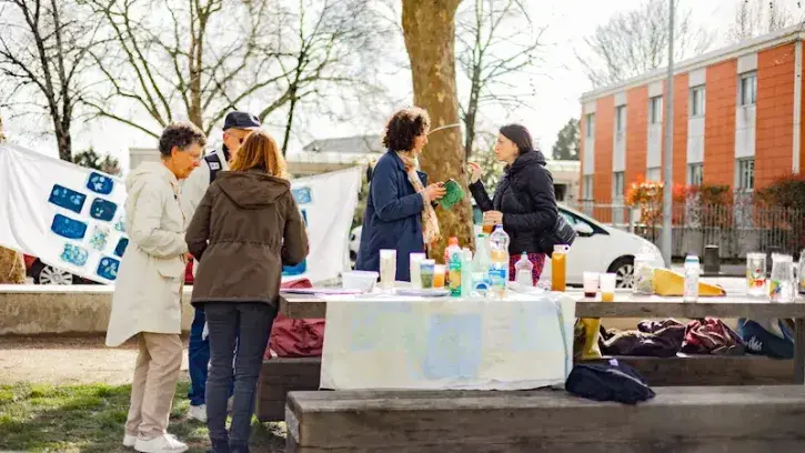 Goûter sain proposé par la CLCV avec des barres de céréales faites maison et des jus de fruit. © Garance Wester