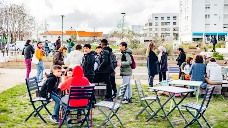 Jeunes et moins jeunes se sont retrouvés dans le square et autour du potager pour partager un moment convivial. © Garance Wester