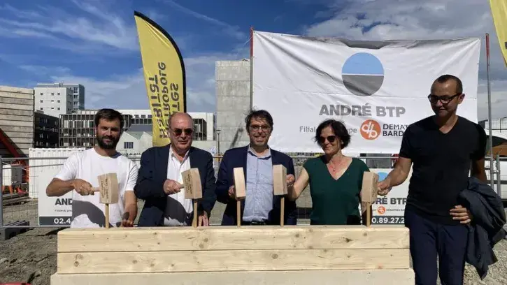Sur l'île de Nantes, Nantes Métropole Habitat (NMH) réalise le programme Dahia : 78 logements dont 52 en locatif social, 10 logements abordables et 16 en bail réel solidaire dont 6 maisons individuelles. La pose de la première lisse était organisée le ven