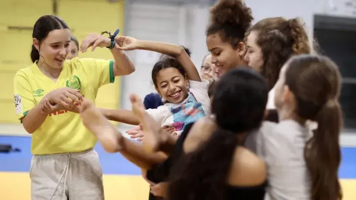 La douzaine de jeunes danseuses s'initie à l'acrobatie et à la voltige sous la houlette des artistes  Ana Zammito et Loana La Rosa © Ludovic Failler.