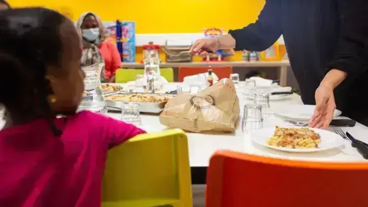Certaines familles se rencontrent pendant les repas. © Céline Jacq pour Nantes Métropole