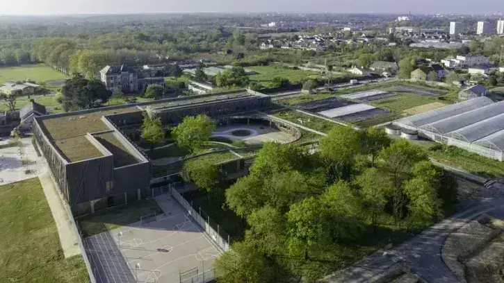 L'école est aussi ouverte sur le quartier : les associations pourront utiliser la salle polyvalente et le terrain de sports extérieur le week-end.  © Valéry Joncheray