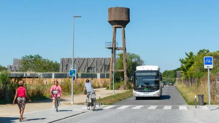 Large place faite aux trottoirs et voies cyclables, haies et fossés végétalisés pour recueillir les eaux pluviales et créer des îlots de fraîcheur… La rue de la Papotière reconfigurée donne à voir les futurs espaces publics du quartier. © Roberto Giangran