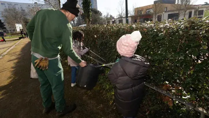 Avec les agents de la direction nature et jardins de Nantes Métropole. Les organisateurs des ateliers de sensibilisation ont fait le choix d'ateliers courts de 30 minutes, pour conserver l'attention des enfants de CP © Ludovic Failler.
