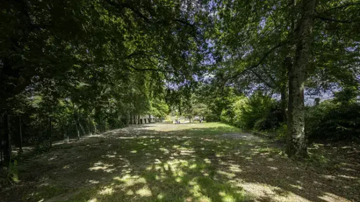 Cet espace vert d’environ 1 000m² est entouré de nombreux équipements sportifs (gymnase de la Géraudière, city stade, plaine de jeux Santos Dumont), d’une aire de jeux et du collège Stendhal. Au cœur d’un quartier d’habitat social en pleine évolution, pro