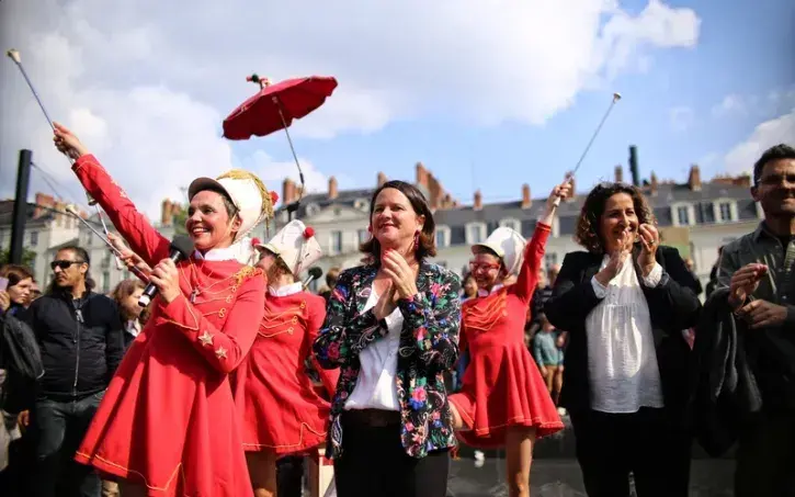 INAUGURAL. À 17 h, la place était noire de monde pour assister au discours inaugural de la maire de Nantes, Johanna Rolland, entourée d'une brigade de six majorettes aussi féministes qu'exubérantes.