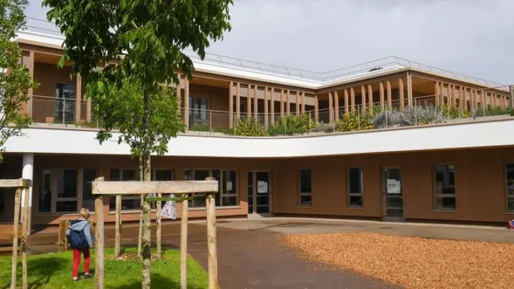 Inaugurée en juin 2024, l'extension de l'école Fellonneau intègre les cinq classes de maternelle, des salles pour les activités périscolaires et extrascolaires ainsi que la restauration.  © Thierry Mezerette pour Nantes Métropole