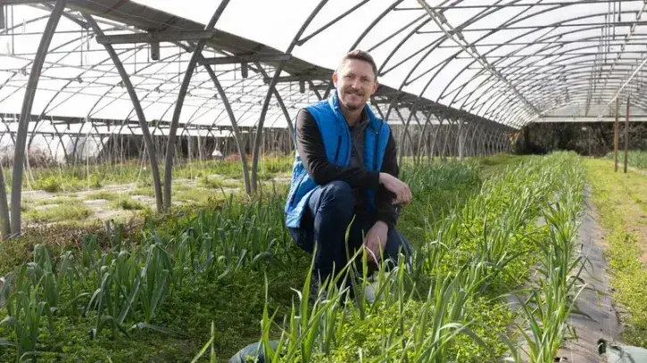 Stéphane Aubry, maraîcher de la ferme du ruisseau, rachetée par la mairie d'Orvault au printemps 2024 pour fournir ses cantines avec des produits bio et locaux. © Céline Jacq