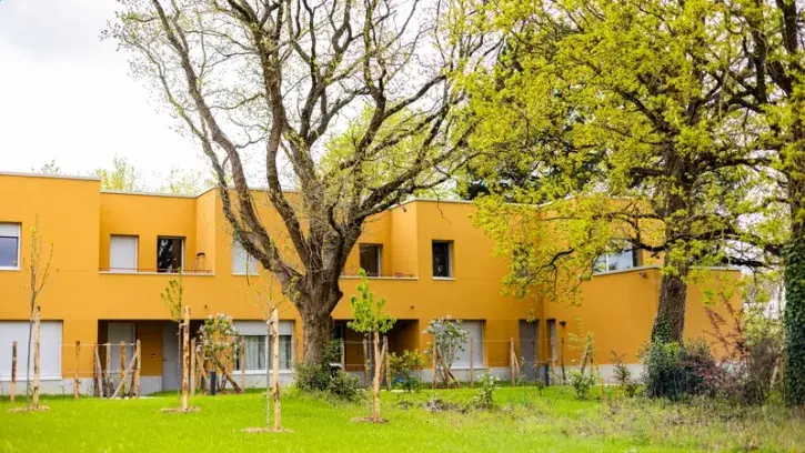 La résidence s'articule autour de deux cœurs d'îlot mettant en valeur des chênes préservés. Un local de jardinage et une salle commune sont à disposition des habitants ainsi qu'une bande de terre pour y réaliser des plantations. © Garance Wester/Nantes Mé