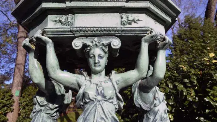 Les fontaines Wallace portent toutes la signature de leur sculpteur, le Nantais Charles-Auguste Lebourg © Rodolphe Delaroque.