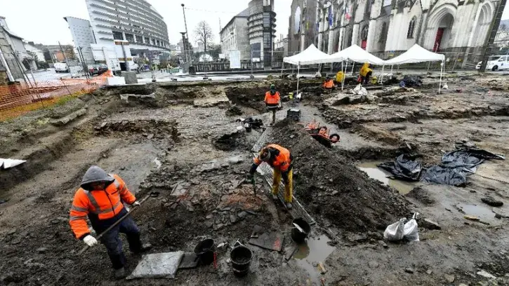 Les archéologues fouillent depuis fin septembre et jusqu'en mars 2025 une parcelle de 600 m² face à l'hôtel de ville de Rezé. © Marc Roger 