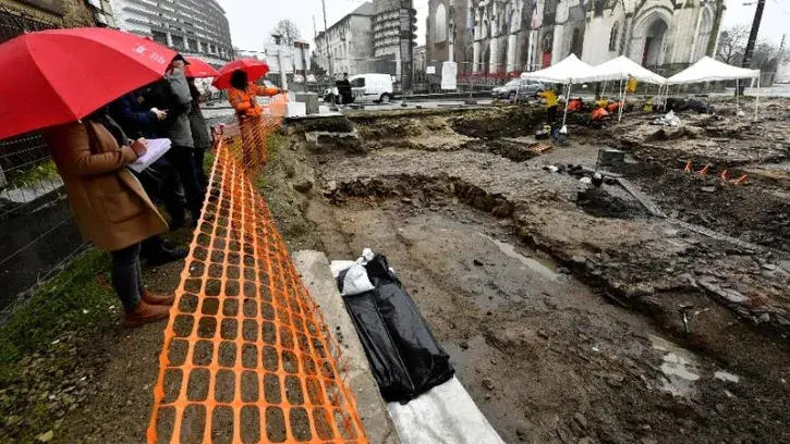 À droite sur l'image, une partie de la voie romaine qui traversait Ratiatum. © Marc Roger