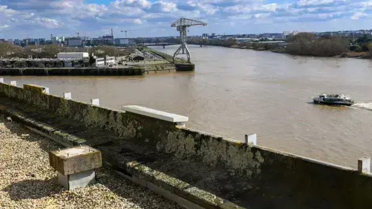 À 25 mètres de hauteur, le toit du bâtiment offre une vue imprenable sur la Loire, l'Île de Nantes et le village de Trentemoult. En 2028, à l'ouverture de la Cité des imaginaires, il accueillera un toit-terrasse accessible gratuitement.