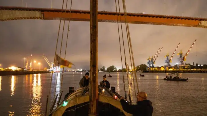 32 bateaux traditionnels sont embarqués dans cette odyssée. Partie de Saint-Jean-de-Boiseau, la flotille est arrivée à l'aube à Nantes. © Jean-Félix Fayolle