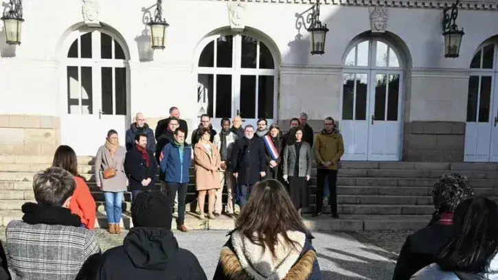 Les élus nantais réunis à l'hôtel de ville de Nantes pour l'hommage national aux victimes du cyclone Chido © Patrick Garçon.