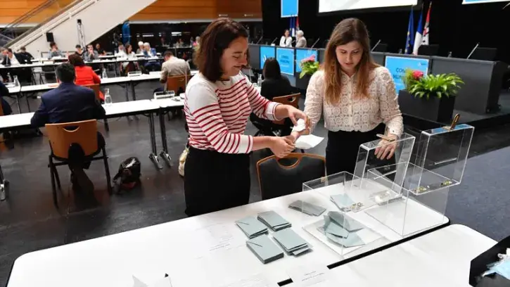 Dépouillement. Les deux plus jeunes élues de l'assemblée municipale, Mahaut Bertu et Émilie Bourdon, assurent le dépouillement. Résultats : 56 voix pour Johanna Rolland contre 9 voix à Laurence Garnier et 4 bulletins blancs.