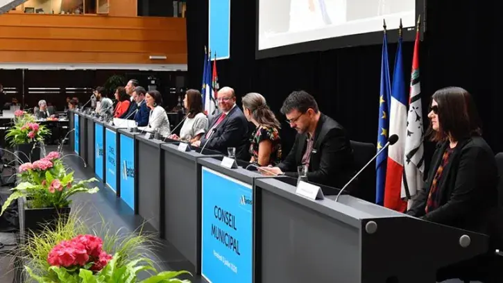 Six ans. Midi : clap de fin pour ce premier Conseil municipal qui se retrouvera le 15 juillet pour une nouvelle session et siégera donc pendant six ans. Quant au Conseil métropolitain, il sera installé le vendredi 10 juillet 2020, dans le même cadre de la