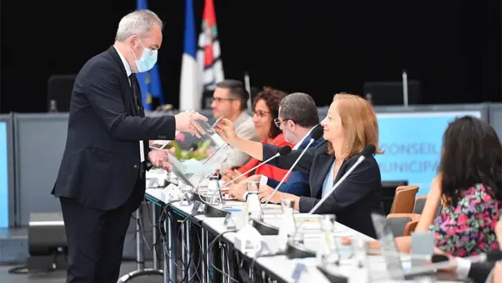 Élection. À bulletins secrets, les élus votent pour le nouveau maire. Les huissiers passent dans les travées avec les urnes.
