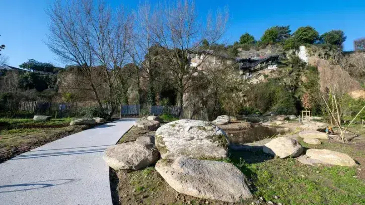Un cheminement sinueux a été réalisé pour raccorder les deux parties du jardin. © Patrick Garçon
