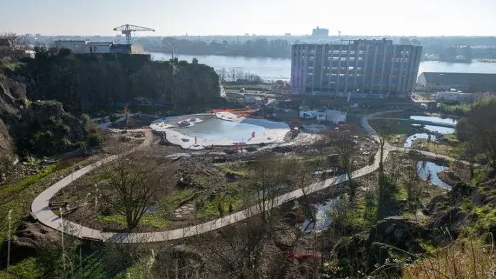 Après l'ouverture de l'ouest du jardin et de son impressionnante cascade en 2019, le public découvrira la partie est à l'automne 2025. © Patrick Garçon