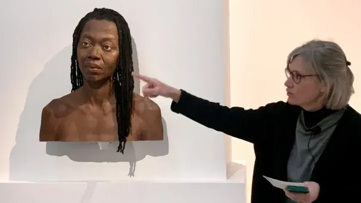 Katell Jaffrès, commissaire scientifique de l'exposition Hyper Sensible, devant une œuvre d'Evan Penny, "Camille".