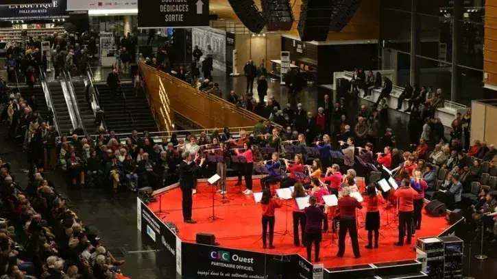 Installé dans le hall de la Cité des congrès, le Kiosque se veut "le cœur battant" de la Folle journée et sera notamment investi par les philarmonies de la région © Romain Boulanger.