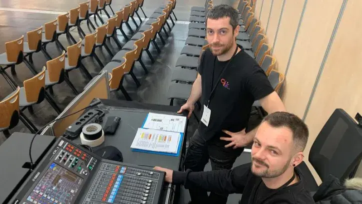Guillaume Le Quellenec et Jordan Desbuquoit assurent l'accueil et la sonorisation des formations sur le Kiosque Pleyel © Nantes Métropole