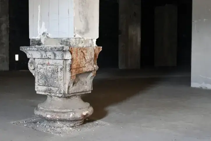 Les premiers travaux pour révéler le béton armé d'origine ont permis de mettre à jour certaines parties ouvragées, comme ici, ce peid de poteau © Rodolphe Delaroque.