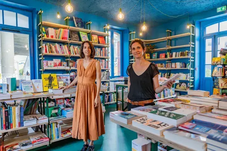 Nolwenn Gandon et Carole Dolcini, les deux libraires de La petite gare ont réussi l'ouverture de la librairie, elle ne désemplit pas. © Garance Wester