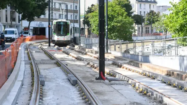 À compter du mois d'octobre, la plateforme de la ligne 2 empruntant le quai de Versailles va être en partie végétalisée © Thierry Mézerette.