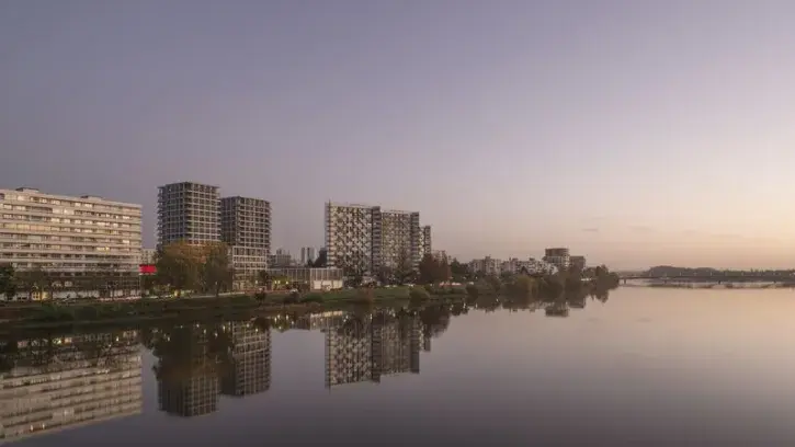 Malgré un parc total de 76 000 logements sociaux, la métropole nantaise fait aujourd'hui face à plus de 38 000 demandes en attente. Ici la résidence Loire en scène (166 logements dont 88 locatifs sociaux) inaugurée fin 2023. © Patrick Miara