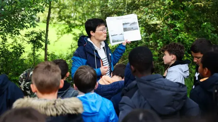 Amandine Smagghe, chargée de l'action éducative de l'association Estuarium, sensibilise les écoliers à la biodiversité de l'estuaire. © Garance Wester