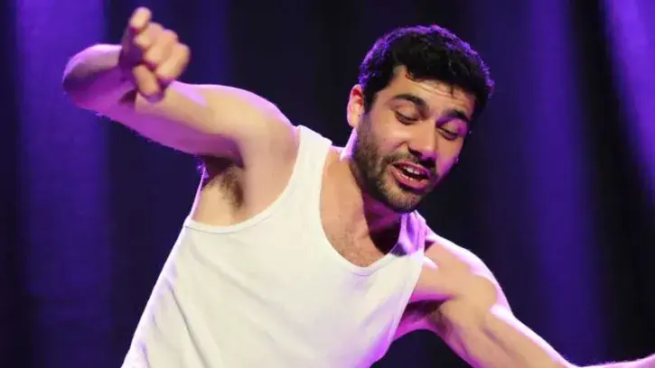Lucas Prost dans "À vos souhaits", un des premiers spectacles hébergés par la Fabrique à Impros © DR.