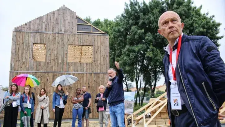  La cérémonie de la première pierre du programme Mélodie s'est déroulée mardi 2 juillet 2024 avec la pose d'un mur en ossature bois. Les 6 maisons de 100 m², réalisées par le groupe CIF et conçues par l'agence MILLE Architectes, sont réalisées avec des pa