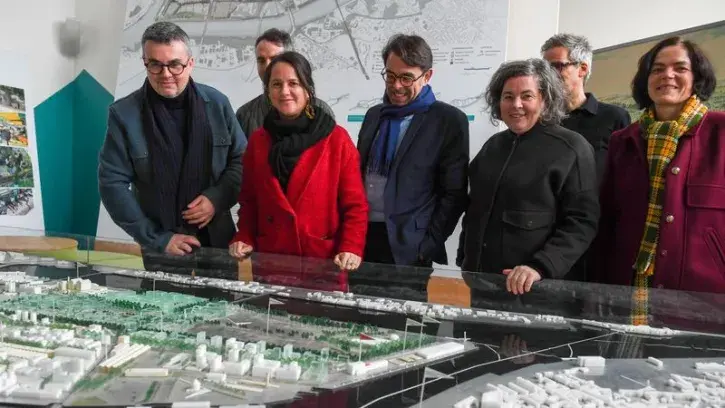 L'urbaniste et paysagiste Sylvanie Grée (2e en partant de la droite) avec son équipe, Johanna Rolland, maire de Nantes et présidente de Nantes Métropole, ses adjoints Olivier Château et Thomas Quéro, et Virginie Vial, directrice générale de la Samoa. © Th